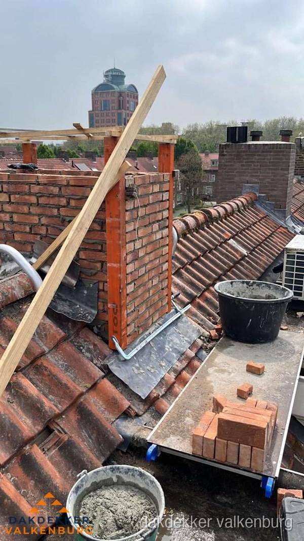 Schoorsteen renovatie met metselwerk op schuin dak in Valkenburg
