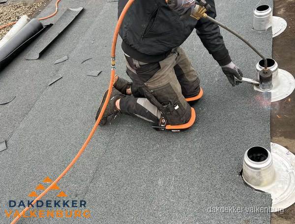 Dakdekker repareert bitumen dakleer bij dakdoorvoer in Valkenburg Dakdekker repareert bitumen dakleer bij dakdoorvoer in Valkenburg