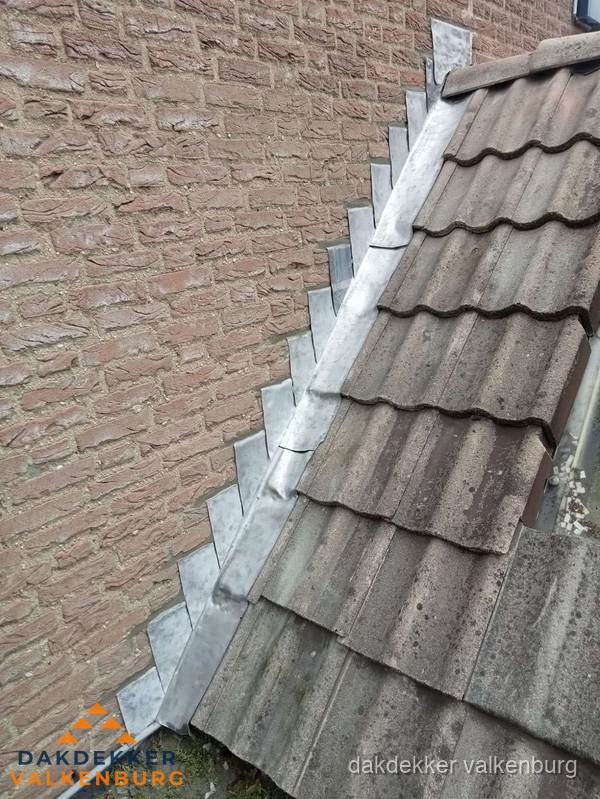 Loodslabben langs dakaansluiting bij bakstenen muur in Valkenburg Loodslabben langs dakaansluiting bij bakstenen muur in Valkenburg