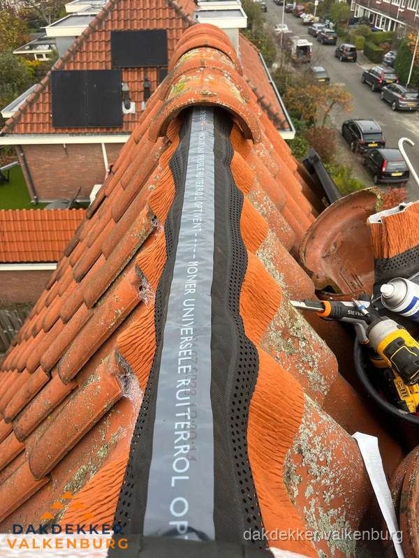 Dakdekker vervangt nokvorst met ruiterrol op pannendak in Valkenburg Dakdekker vervangt nokvorst met ruiterrol op pannendak in Valkenburg