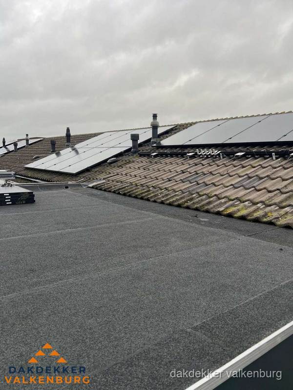 Bitumen dakbedekking op plat dak met aansluitend pannendak en zonnepanelen in Valkenburg Bitumen dakbedekking op plat dak met aansluitend pannendak en zonnepanelen in Valkenburg