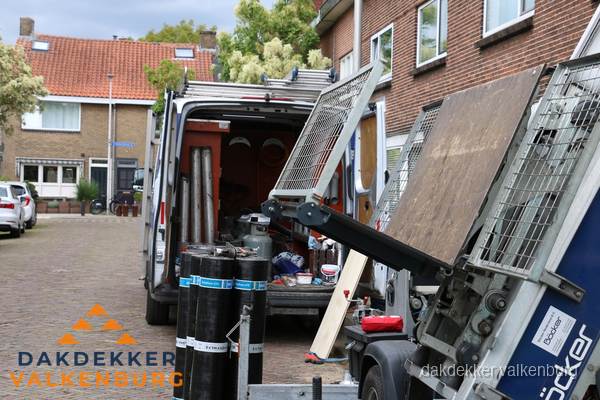 Dakdekkersbusje met materiaal en ladderlift voor dakpannen vervangen in Valkenburg Dakdekkersbusje met materiaal en ladderlift voor dakpannen vervangen in Valkenburg