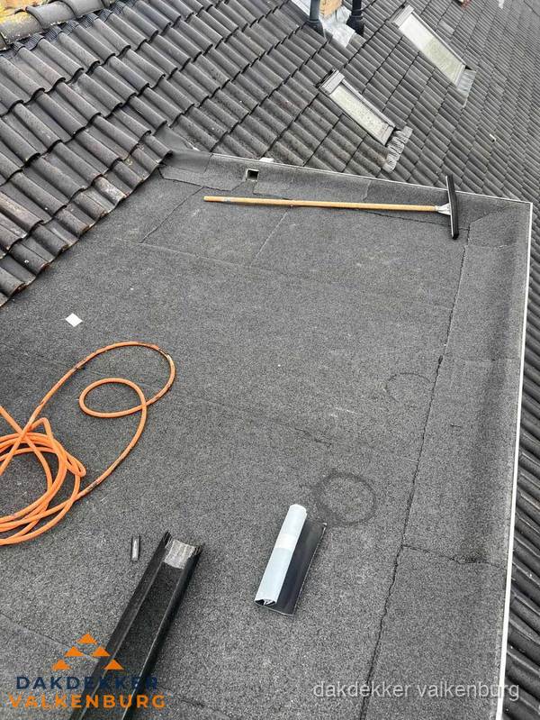 Plat dak reparatie met gereedschap en loodstroken in Valkenburg Plat dak reparatie met gereedschap en loodstroken in Valkenburg