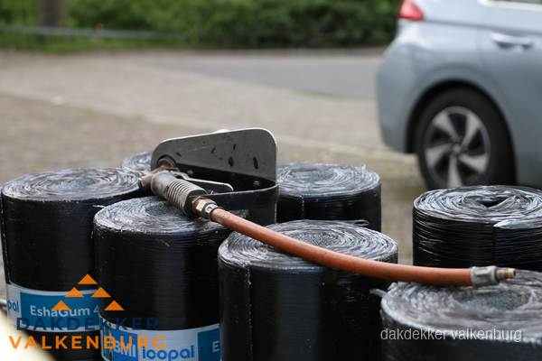 Rollen bitumen dakbedekking EshaGum klaar voor installatie in Valkenburg