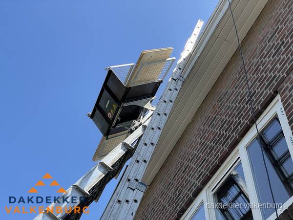 Dakgoot vervangen met dakdekkerslift in Valkenburg