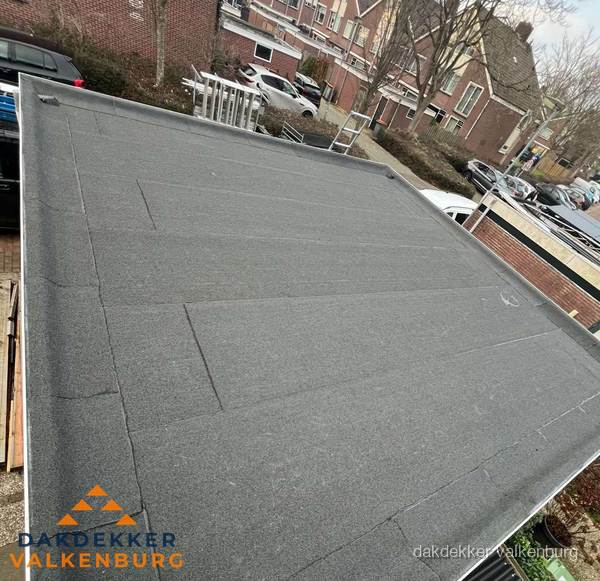 Nieuwe bitumen dakbedekking op plat dak van garage in Valkenburg Nieuwe bitumen dakbedekking op plat dak van garage in Valkenburg