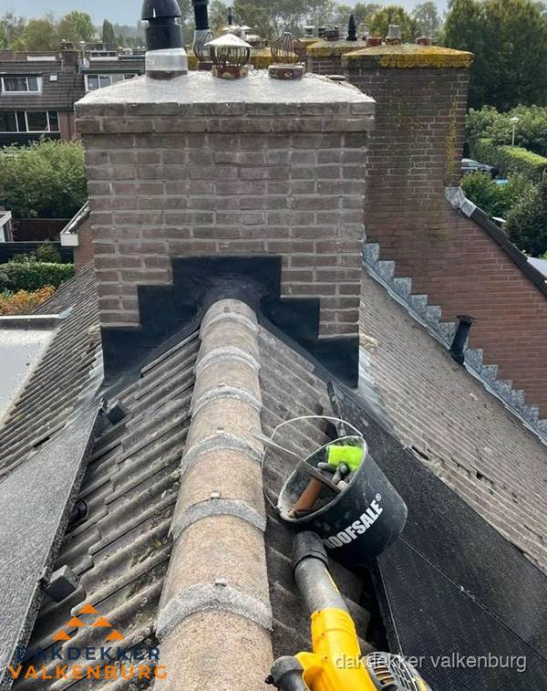 Schoorsteen met loodaansluiting en nokvorst op pannendak in Valkenburg Schoorsteen met loodaansluiting en nokvorst op pannendak in Valkenburg