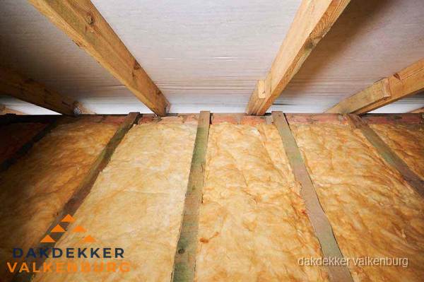 Dakisolatie met glaswol tussen dakspanten in Valkenburg Dakisolatie met glaswol tussen dakspanten in Valkenburg