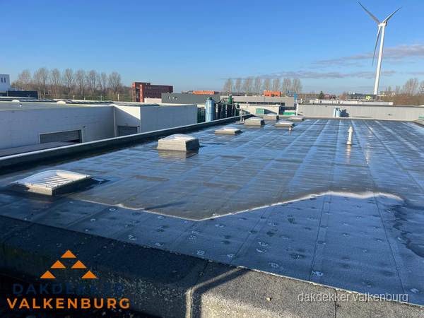 Plat dak bedrijfspand met bitumen dakbedekking en lichtkoepels in Valkenburg Plat dak bedrijfspand met bitumen dakbedekking en lichtkoepels in Valkenburg