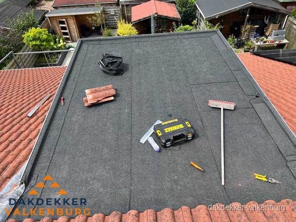 Nieuw plat dak met bitumen dakbedekking in Valkenburg