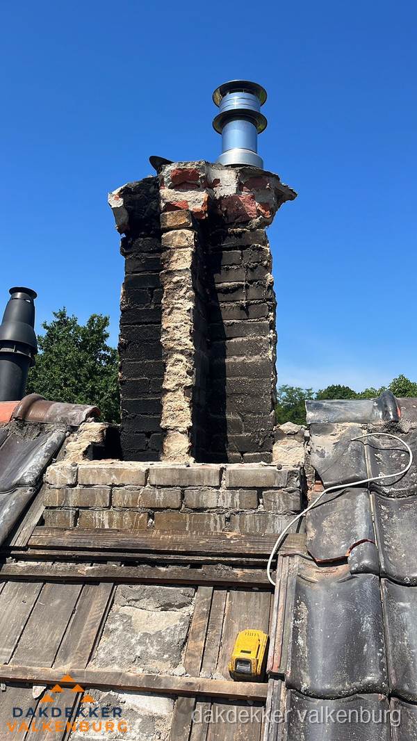 Beschadigde schoorsteen met nieuwe rookgasafvoer op oud dak in Valkenburg Beschadigde schoorsteen met nieuwe rookgasafvoer op oud dak in Valkenburg