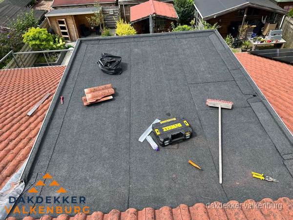 Gereedschap op nieuw plat dak na renovatie in Valkenburg