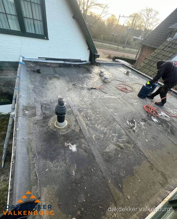 Dakdekker verhelpt daklekkage op plat dak in Valkenburg Dakdekker verhelpt daklekkage op plat dak in Valkenburg