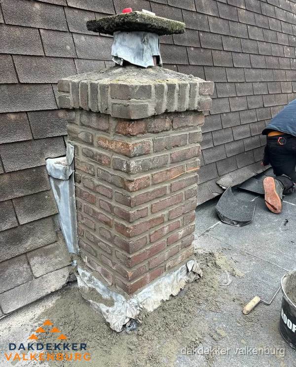 Schoorsteen reparatie met lood en voegwerk op leien dak in Valkenburg Schoorsteen reparatie met lood en voegwerk op leien dak in Valkenburg