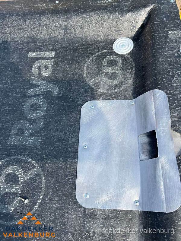 Dakdoorvoer met metalen afvoerplaat op bitumen dak in Valkenburg