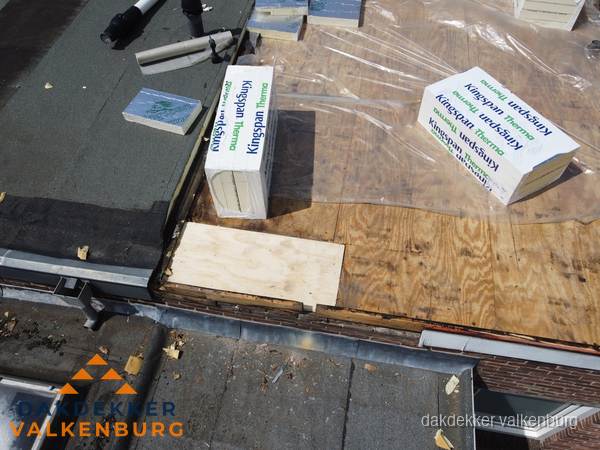 Plat dak isolatie met Kingspan isolatieplaten tijdens renovatie in Valkenburg