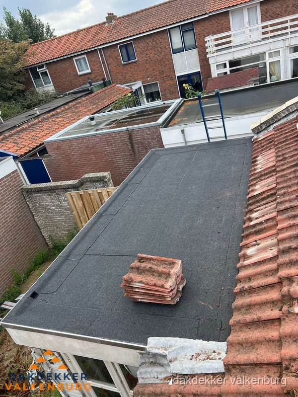 Aanbouw plat dak met reservepannen voor dakpannen vervangen in Valkenburg