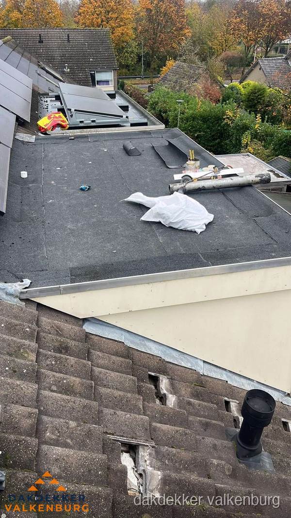 Beschadigde dakbedekking op plat dak voor reparatie in Valkenburg Beschadigde dakbedekking op plat dak voor reparatie in Valkenburg