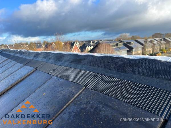 Dakisolatie bij de nok met ventilatieprofiel op schuin dak in Valkenburg