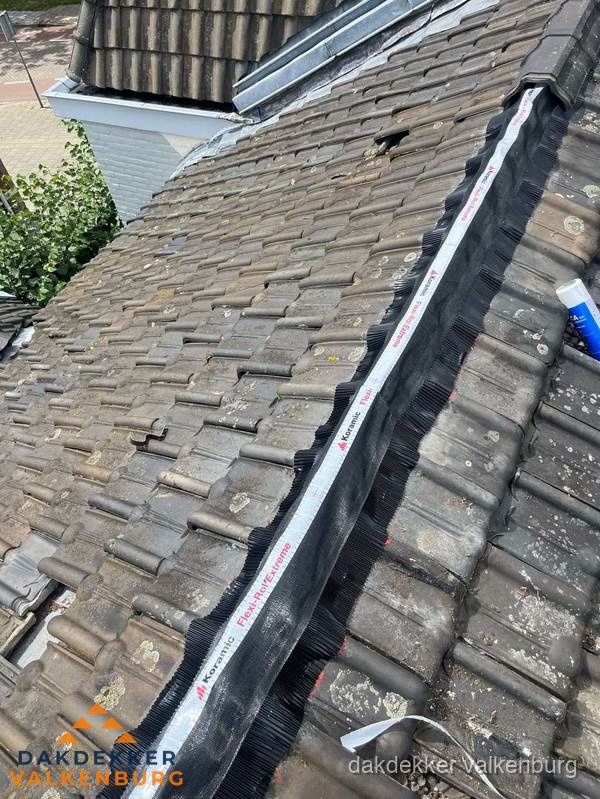Nokvorst renovatie met Koramic nokrol op schuin pannendak in Valkenburg Nokvorst renovatie met Koramic nokrol op schuin pannendak in Valkenburg