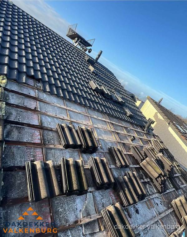Schuin dak renovatie met nieuwe dakpannen in Valkenburg