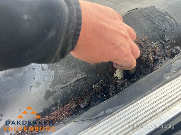 Schade aan bitumen dakbedekking op plat dak in Valkenburg Schade aan bitumen dakbedekking op plat dak in Valkenburg