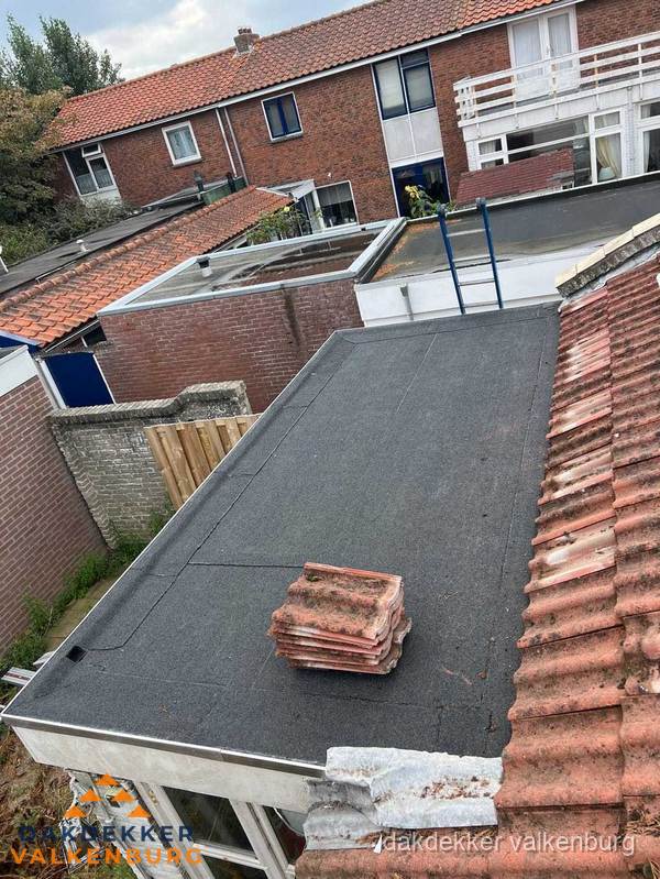 Plat dak aanbouw met bitumen naast schuin pannendak in Valkenburg Plat dak aanbouw met bitumen naast schuin pannendak in Valkenburg