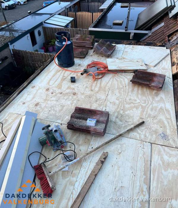 Dakreparatie werkzaamheden op plat dak met gereedschap in Valkenburg
