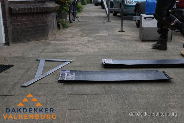 Dakbedekkingsmateriaal en zinkwerk klaargelegd voor reparatie in Valkenburg