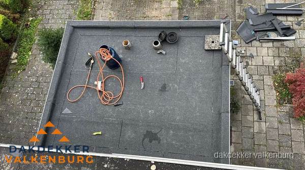 Plat dak met nieuwe bitumen bedekking in Valkenburg Plat dak met nieuwe bitumen bedekking in Valkenburg