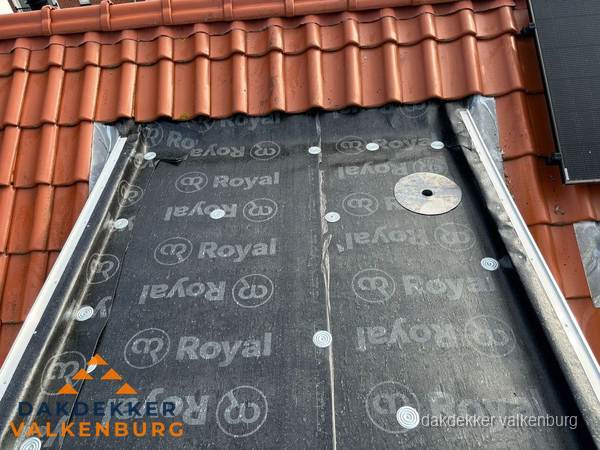 Nieuw dak met dakpannen en Royal onderlaag bij woning in Valkenburg Nieuw dak met dakpannen en Royal onderlaag bij woning in Valkenburg