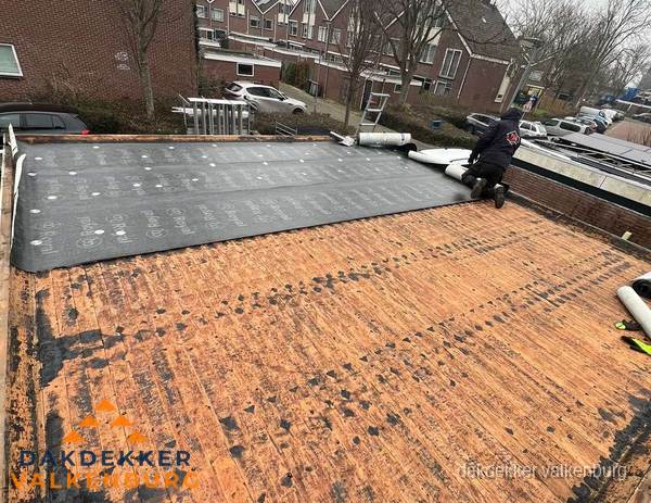 Dakdekker legt onderlaag op plat dak met houten constructie in Valkenburg Dakdekker legt onderlaag op plat dak met houten constructie in Valkenburg