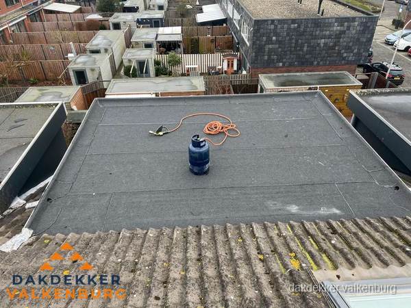 Plat dak met nieuwe bitumen dakbedekking en brandgereedschap in Valkenburg Plat dak met nieuwe bitumen dakbedekking en brandgereedschap in Valkenburg