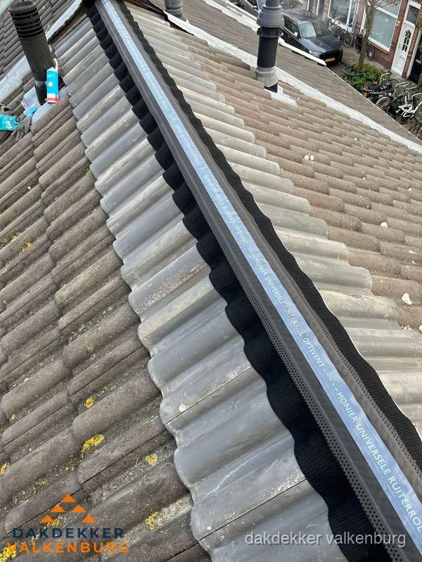 Nokvorst met Monier ventilatie op schuin pannendak in Valkenburg