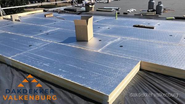 PIR isolatieplaten worden gelegd op plat dak voor dakisolatie in Valkenburg PIR isolatieplaten worden gelegd op plat dak voor dakisolatie in Valkenburg