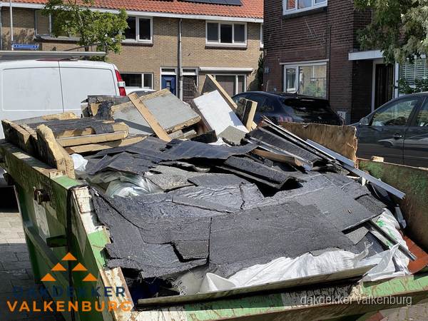 Afvalcontainer met gesloopt dakmateriaal tijdens dakkapel renovatie in Valkenburg Afvalcontainer met gesloopt dakmateriaal tijdens dakkapel renovatie in Valkenburg