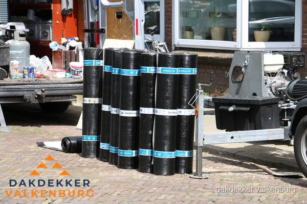 Rollen bitumen dakbedekking klaar voor daklekkage reparatie in Valkenburg Rollen bitumen dakbedekking klaar voor daklekkage reparatie in Valkenburg