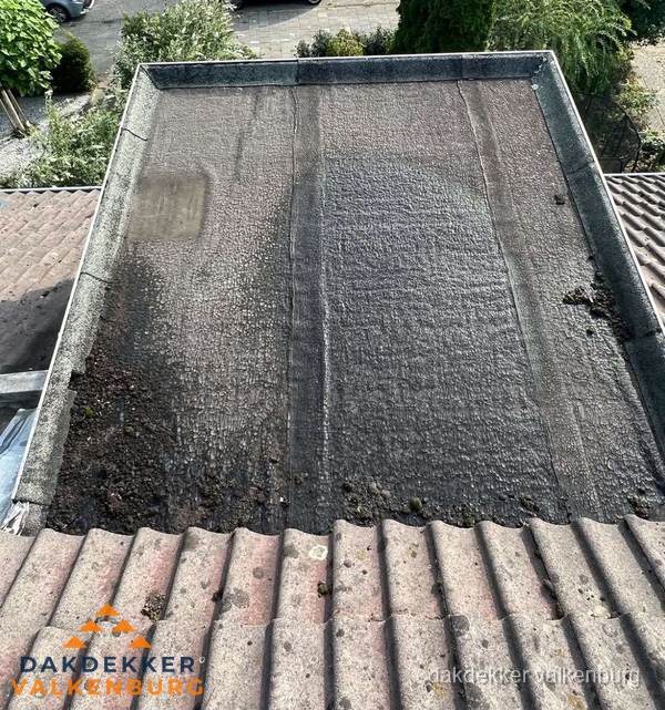 Verouderd plat dak met bitumen en slijtage voor lekkage inspectie in Valkenburg Verouderd plat dak met bitumen en slijtage voor lekkage inspectie in Valkenburg