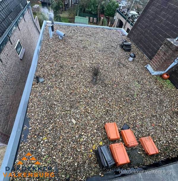 Plat dak met grindballast en dakdoorvoeren in Valkenburg Plat dak met grindballast en dakdoorvoeren in Valkenburg