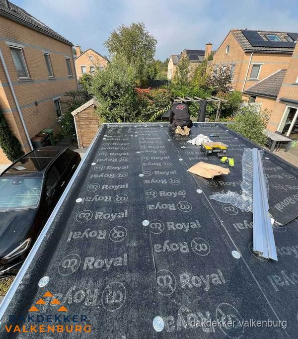 Dakdekker aan het werk op plat dak renovatie in Valkenburg Dakdekker aan het werk op plat dak renovatie in Valkenburg