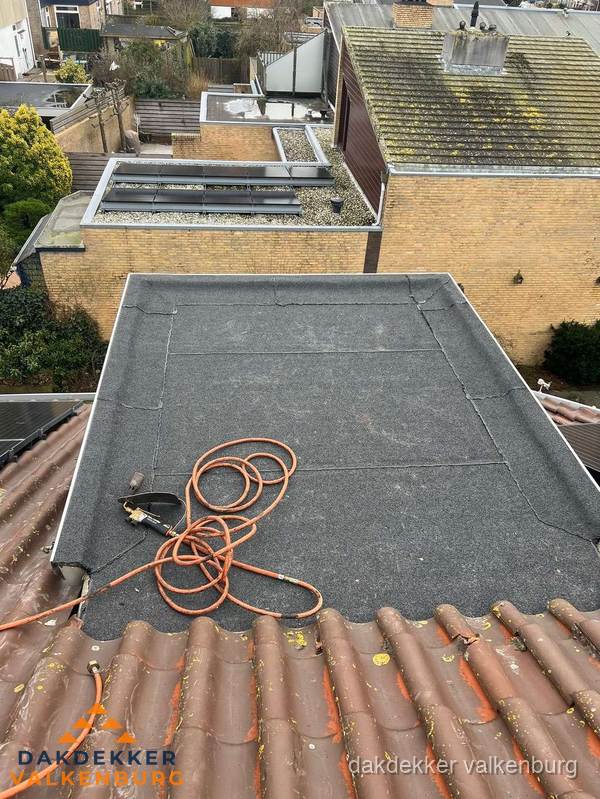 Reparatie aansluiting plat dak en schuin dak in Valkenburg Reparatie aansluiting plat dak en schuin dak in Valkenburg