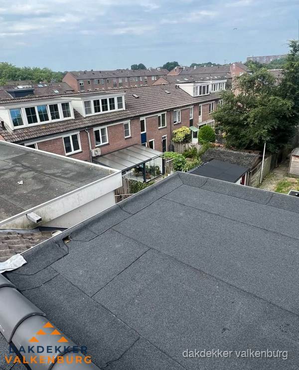 Vernieuwd plat dak met bitumen in woonwijk in Valkenburg Vernieuwd plat dak met bitumen in woonwijk in Valkenburg