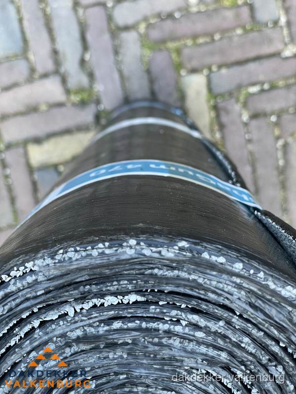 Rol bitumen dakleer met leislag voor plat dak in Valkenburg Rol bitumen dakleer met leislag voor plat dak in Valkenburg