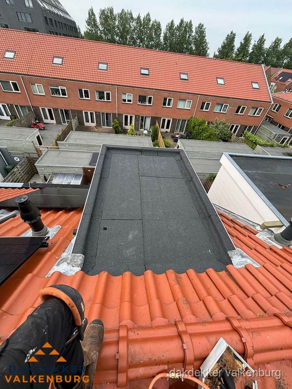 Bitumen dak reparatie op plat dak tussen dakpannen in Valkenburg Bitumen dak reparatie op plat dak tussen dakpannen in Valkenburg