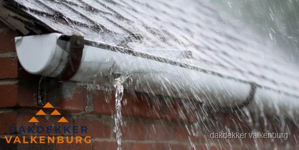 Lekkende dakgoot tijdens regenval in Valkenburg Lekkende dakgoot tijdens regenval in Valkenburg