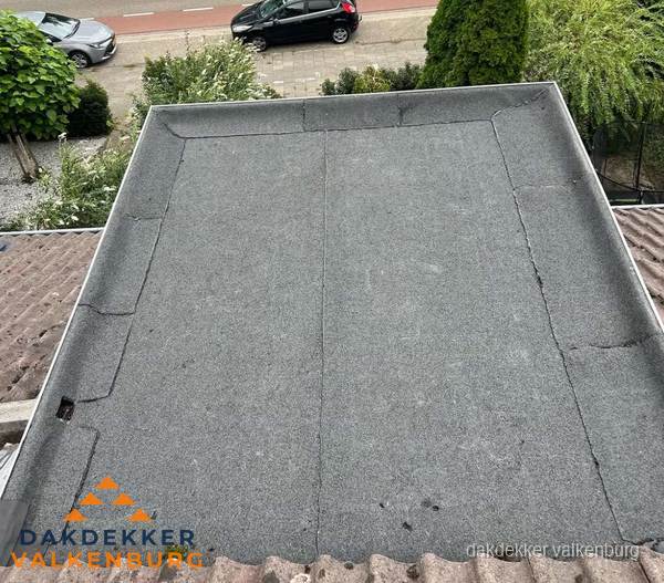 Nieuw aangebrachte bitumen dakbedekking op plat dak in Valkenburg Nieuw aangebrachte bitumen dakbedekking op plat dak in Valkenburg