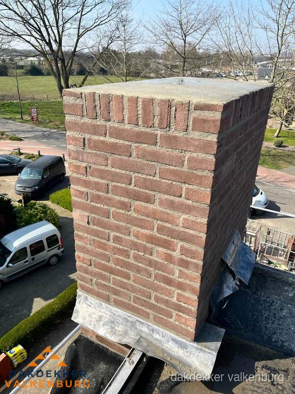 Gemetselde schoorsteen met loodaansluiting op dak in Valkenburg Gemetselde schoorsteen met loodaansluiting op dak in Valkenburg