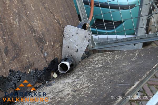 Dakdekkers gasbrander voor bitumen werkzaamheden in Valkenburg
