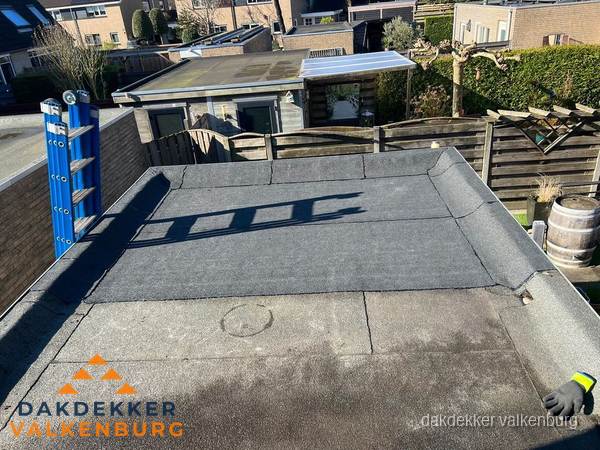 Dakdekker bij bitumen plat dak renovatie in Valkenburg