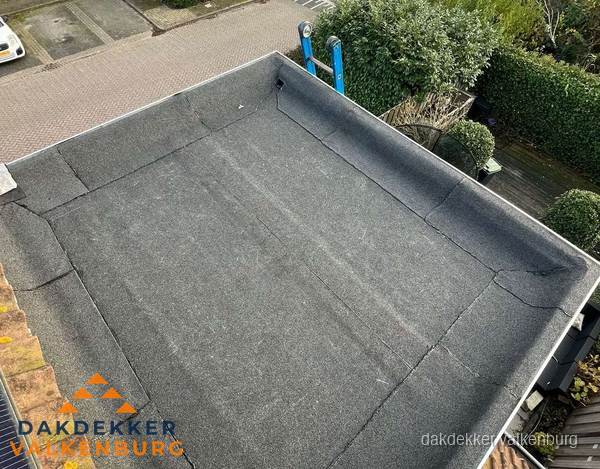 Gerenoveerd plat dak met nieuwe bitumen dakbedekking in Valkenburg